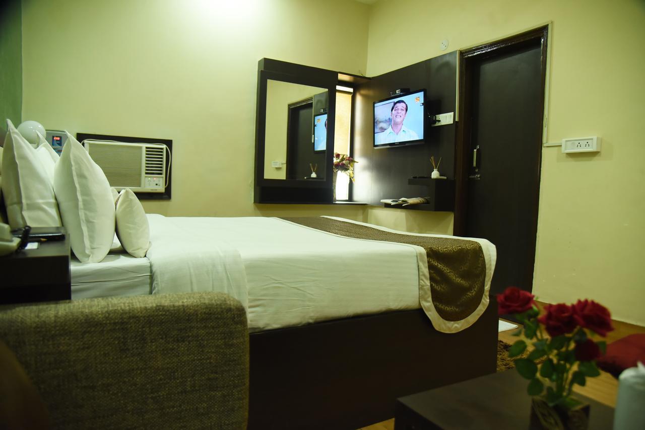 Rnb Select Vijay Delux Hotell Sultānpur Exteriör bild